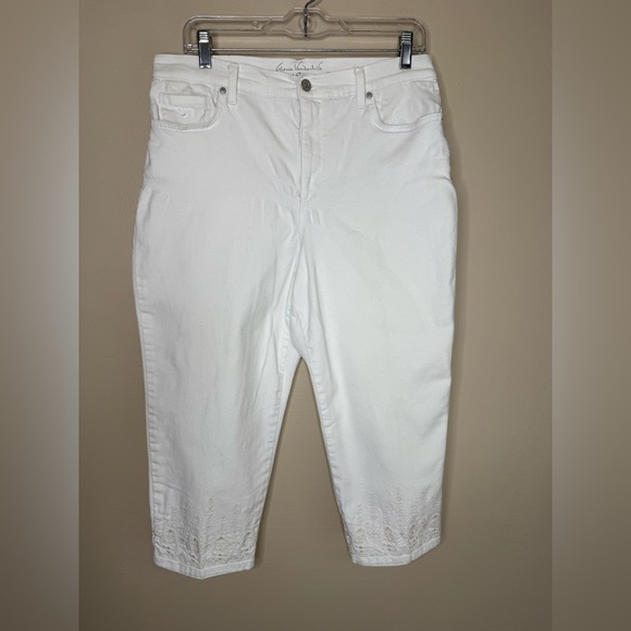 Gloria Vanderbilt Amanda White Embroidered Capri Jeans Slimming Size 12 - Picture 1 of 9